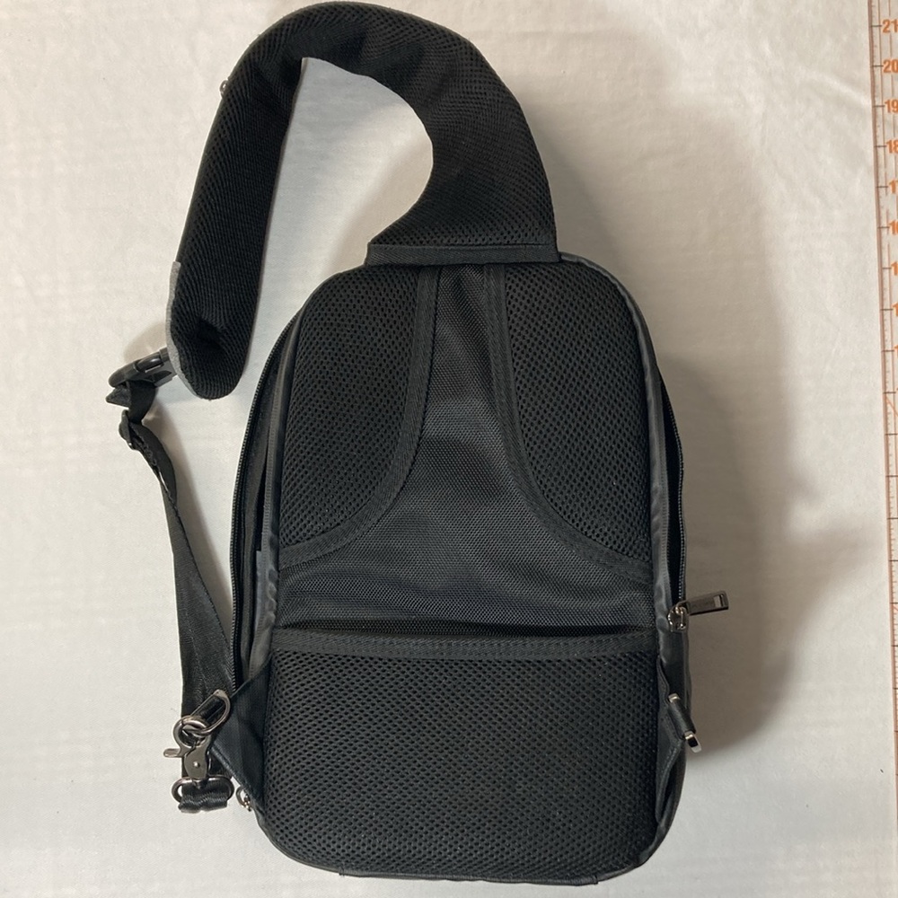 Arctic Hunter Sling Bag View 3